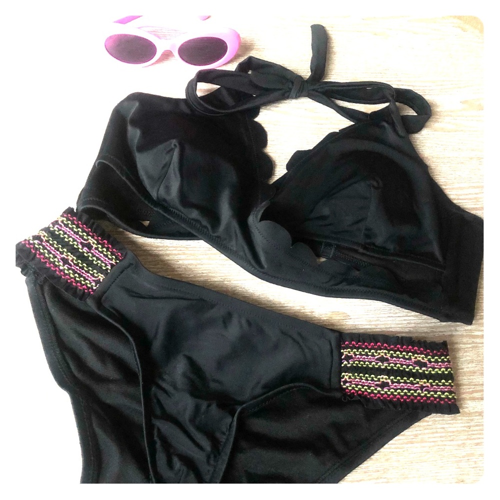 Black Cris-Cross Tied ruffle swimsuit top